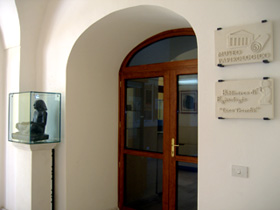 2. L’ingresso del Museo Papirologico.